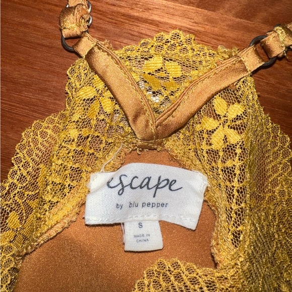 Gold silk lace tank - Picture 3 of 3